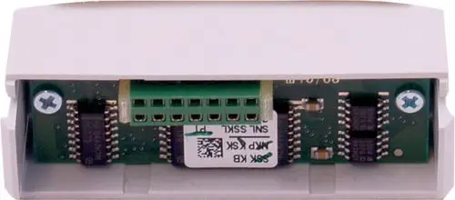 Parameterstecker von Wolf, mit einer Platine, die Anschlüsse für die Verbindung von elektrischen Komponenten aufweist. Sichtbare Leiterbahnen und Integrierte Schaltungen sind vorhanden.